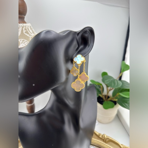 Lucky Alhambra 4-Motif Drop Earrings – Mother of Pearl with Logo - Picture 5 of 13